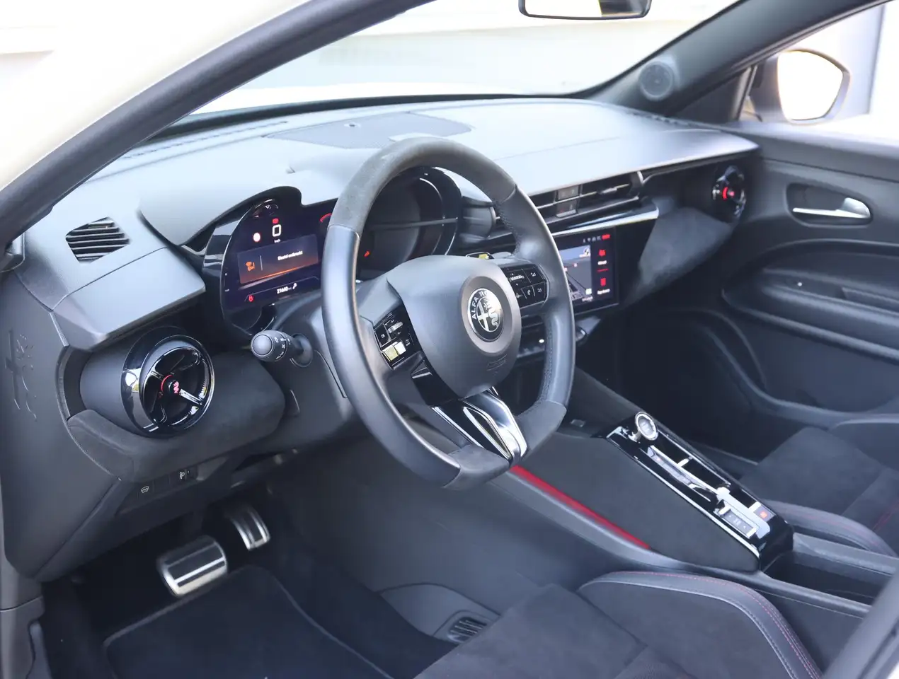 Alfa Romeo Junior 2025 — фото 11