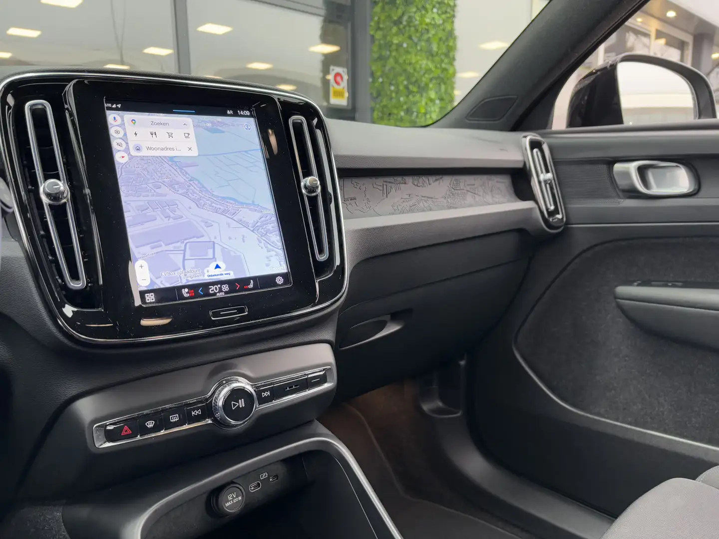 Volvo XC40 Recharge Core 70 kWh | Warmtepomp | Trekhaak | 424 Zwart - 2