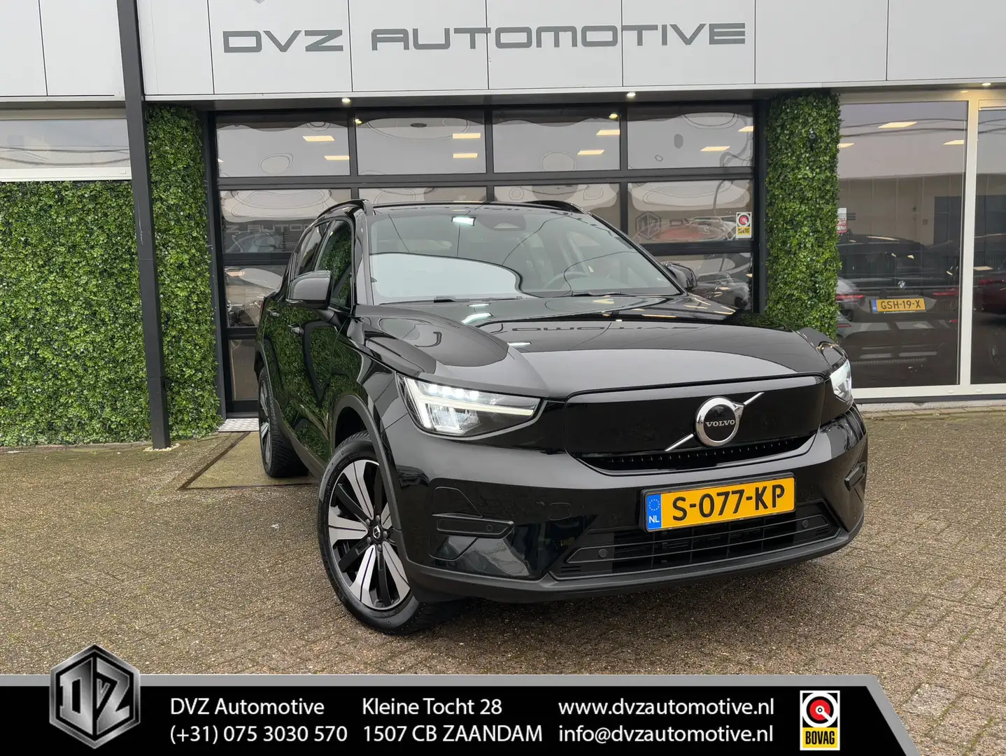 Volvo XC40 Recharge Core 70 kWh | Warmtepomp | Trekhaak | 424 Zwart - 1