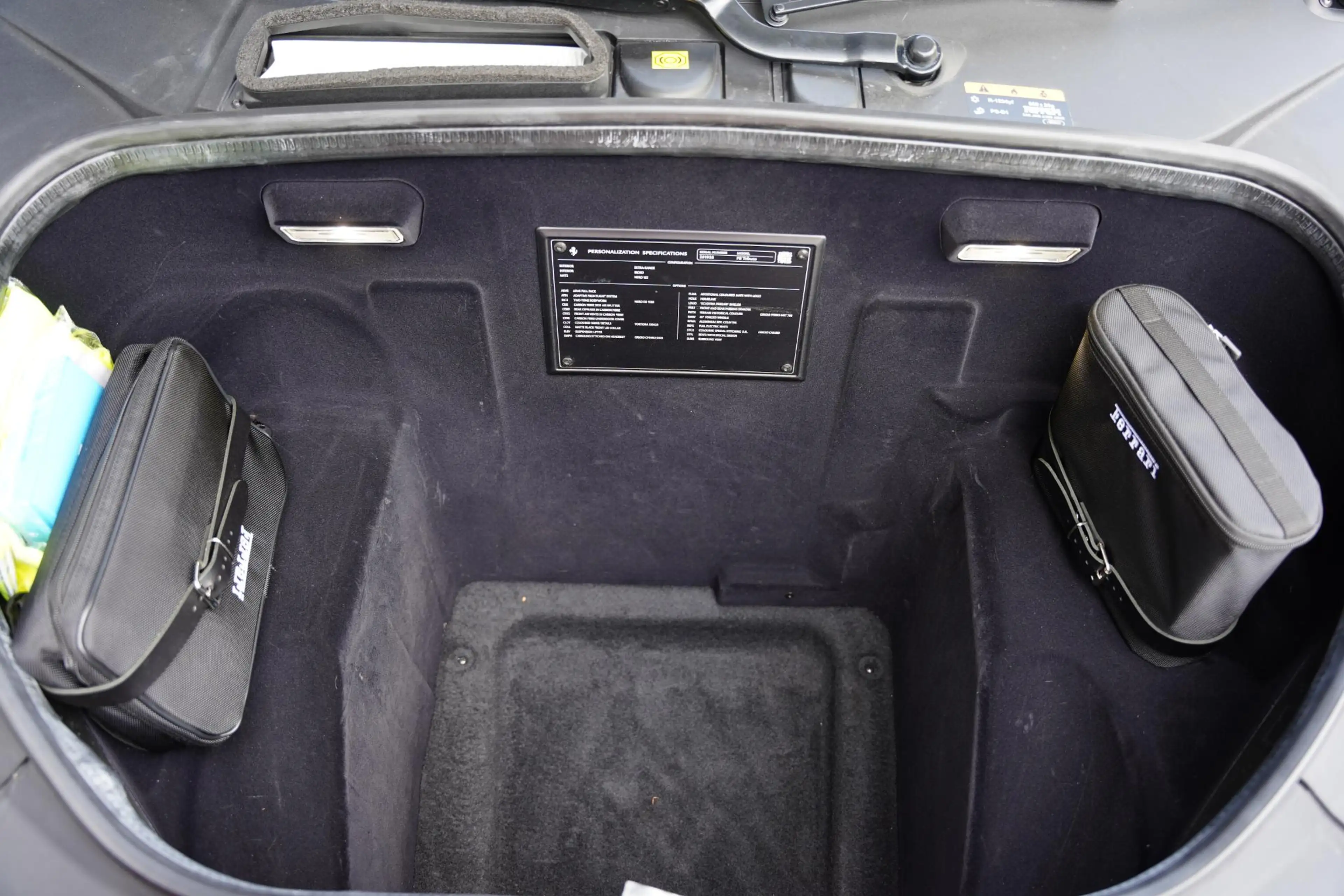 Ferrari F8 Tributo 3.9 V8 HELE / 6D KM / Full Carbon Interior + Exter — photo 38