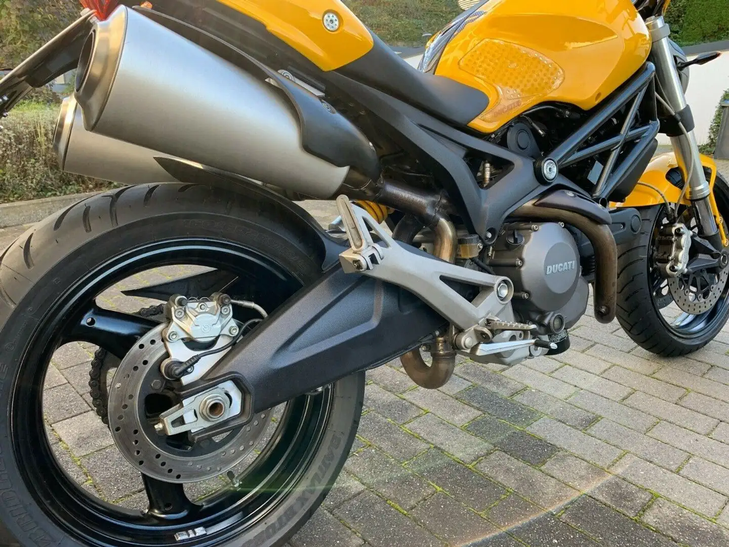 Ducati Monster 696 žuta - 1