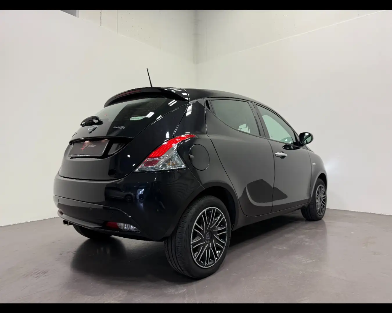 Lancia Ypsilon 1.0 70 CV FIREFLY HYBRID GOLD S&S Zwart - 2