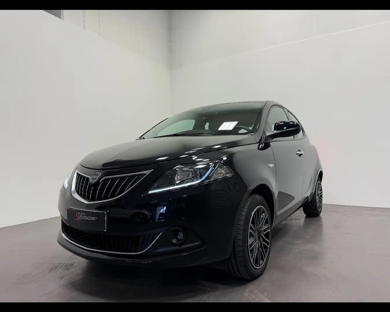 Lancia Ypsilon 1.0 70 CV FIREFLY HYBRID GOLD S&S Zwart - 1
