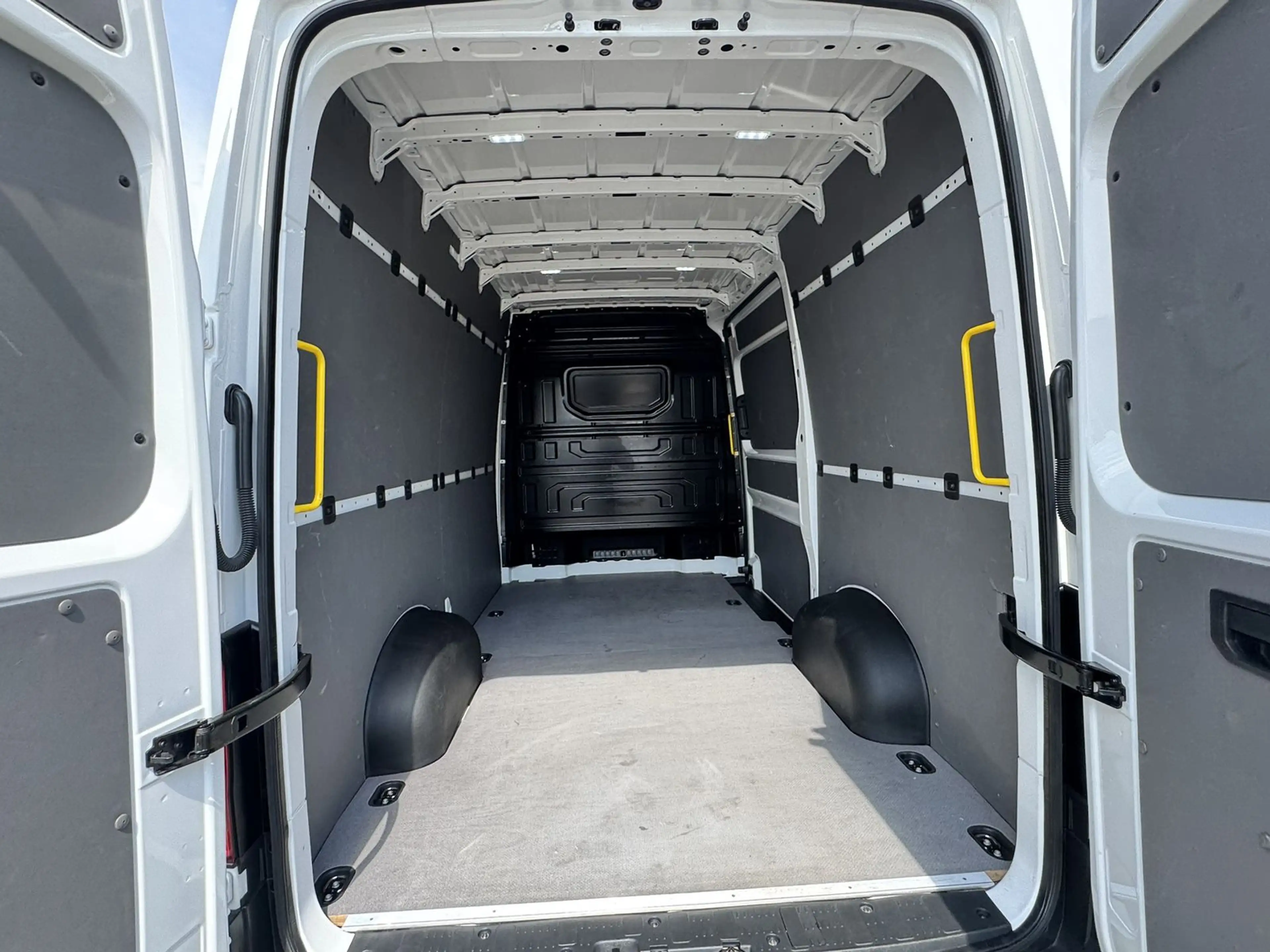 Volkswagen Crafter Kasten 35 MR L2H2 NAVI*Kamera*Klima — photo 15