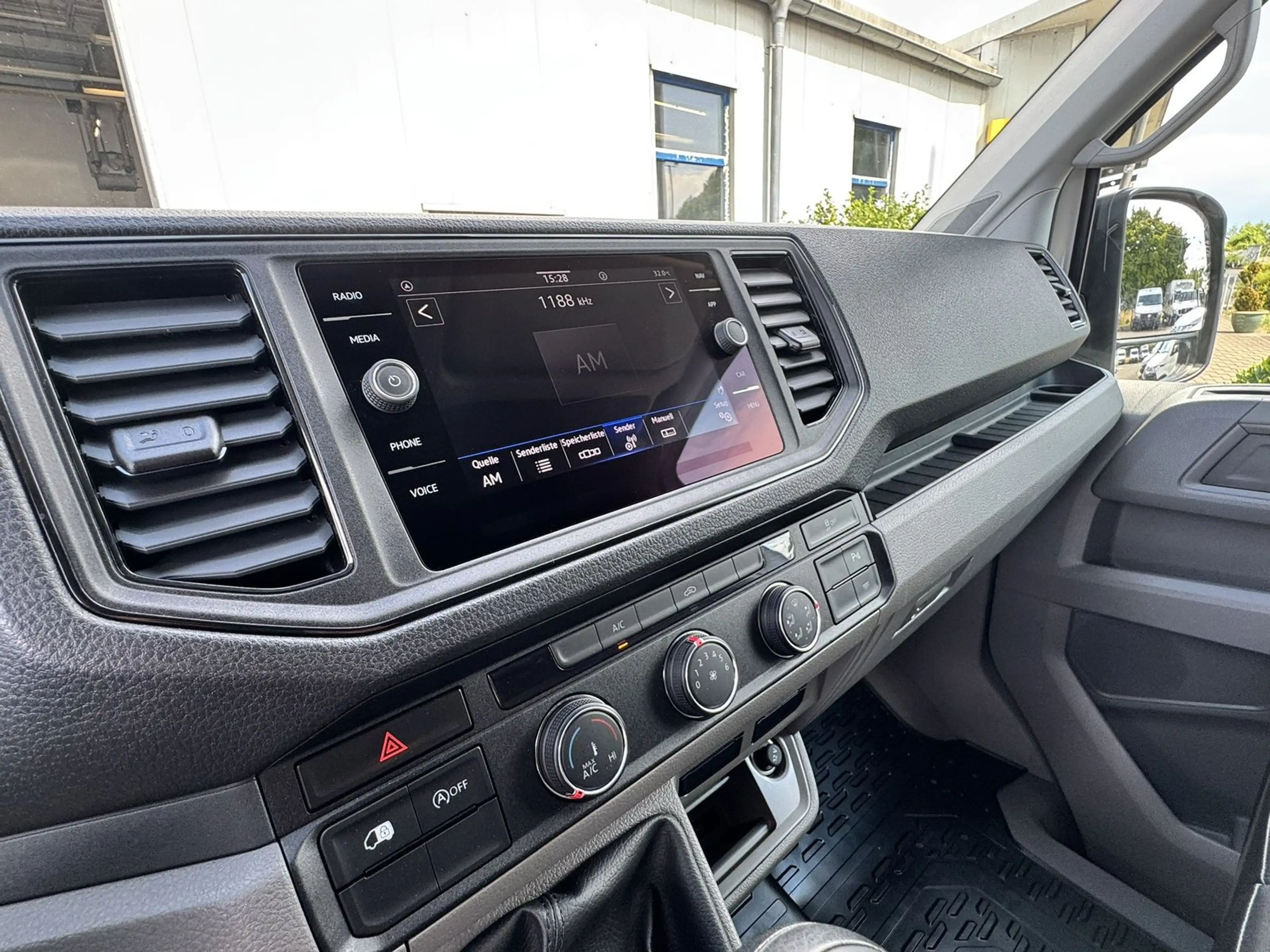Volkswagen Crafter Kasten 35 MR L2H2 NAVI*Kamera*Klima — photo 8