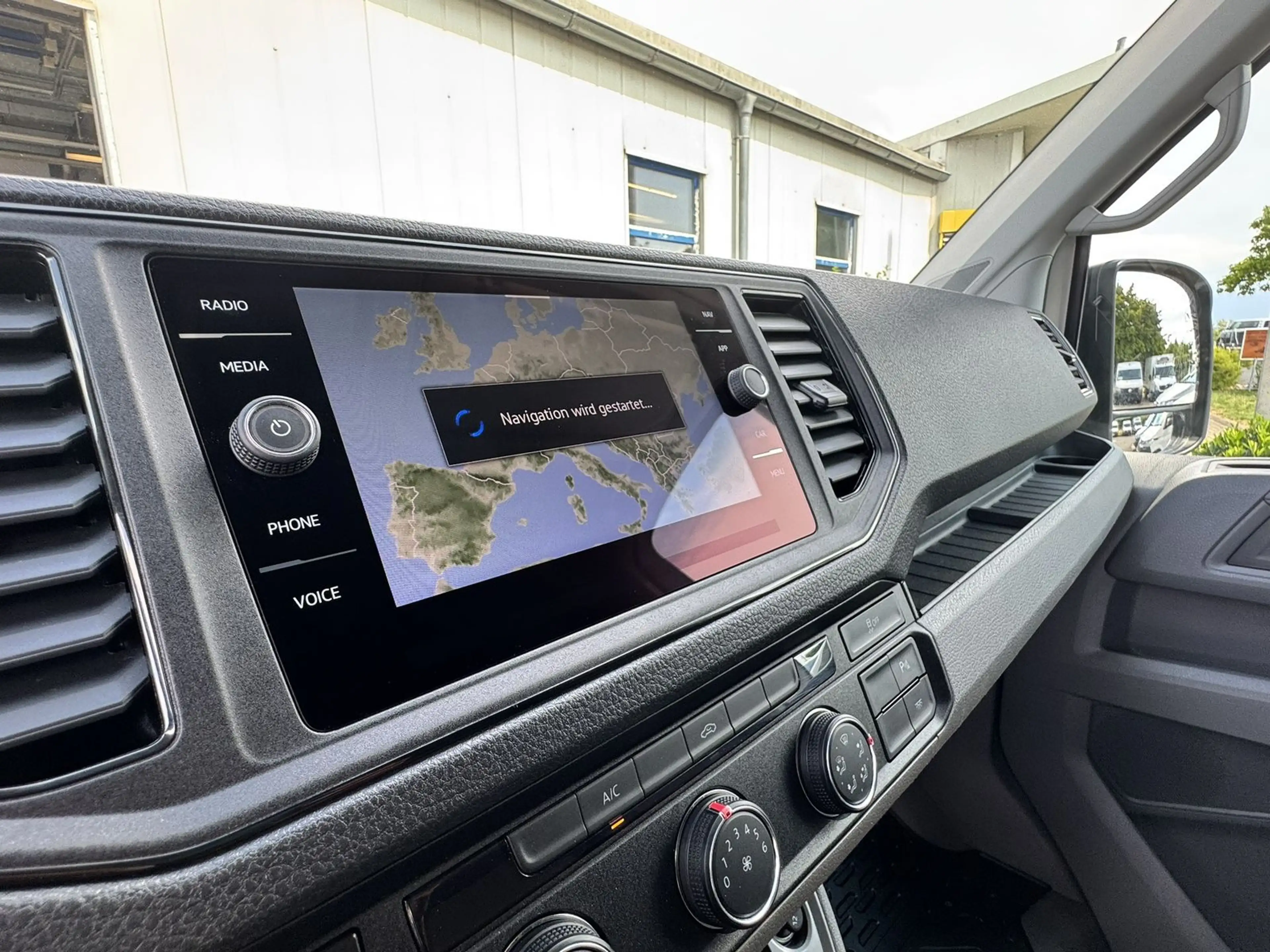 Volkswagen Crafter Kasten 35 MR L2H2 NAVI*Kamera*Klima — photo 11