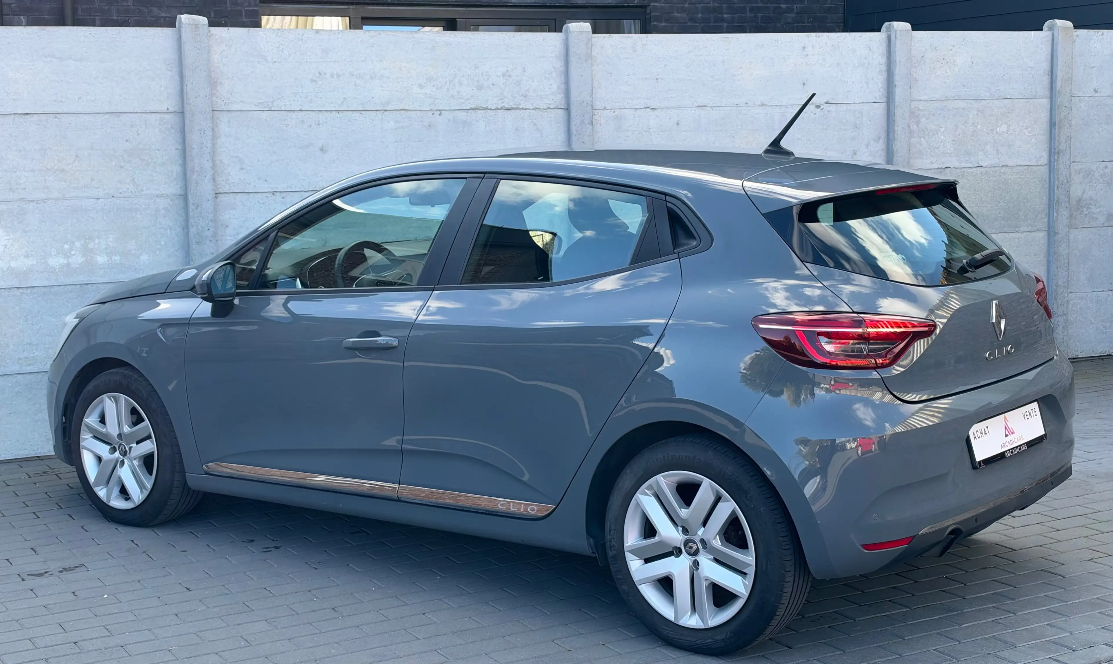 Renault Clio CarPlay - Carnet complet - Garantie 12 mois ! - Sièges chauffants - Air co — photo 6