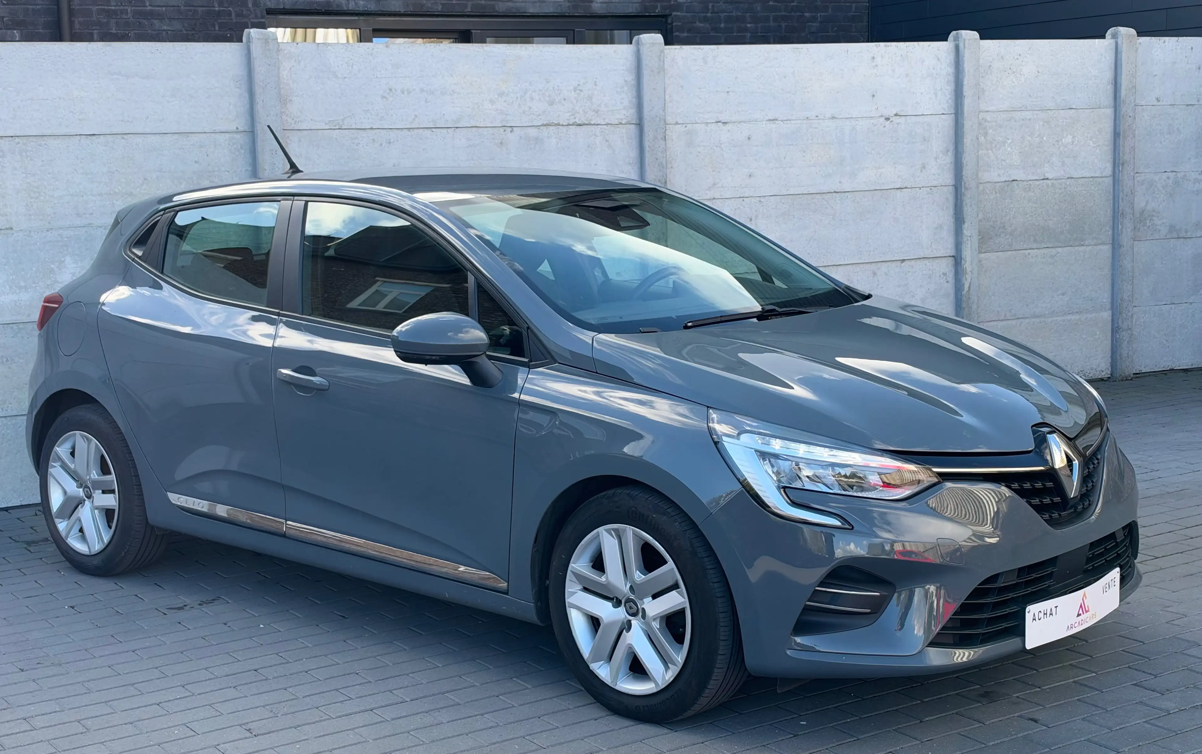 Renault Clio CarPlay - Carnet complet - Garantie 12 mois ! - Sièges chauffants - Air co — photo 3