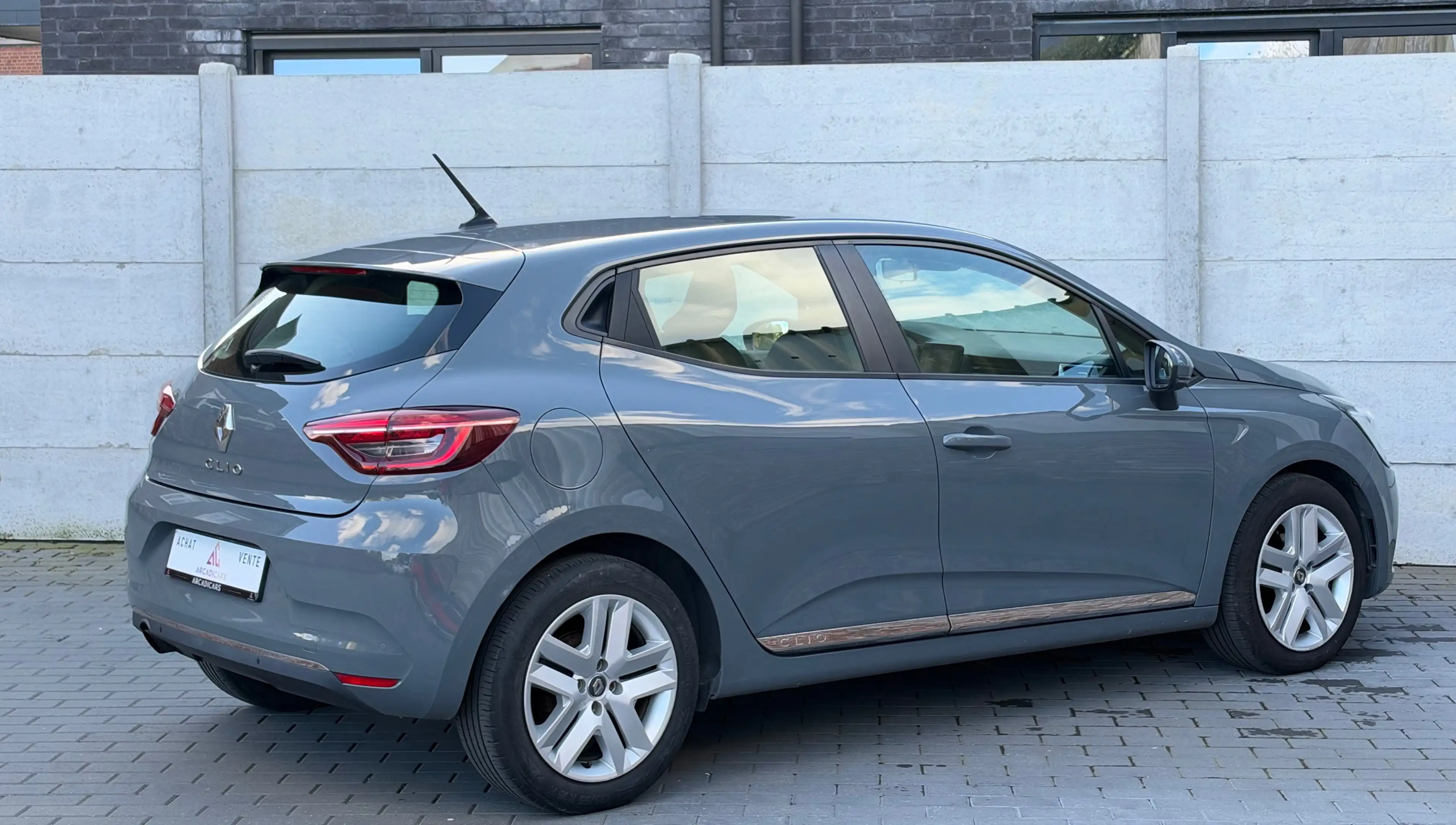 Renault Clio CarPlay - Carnet complet - Garantie 12 mois ! - Sièges chauffants - Air co — photo 7