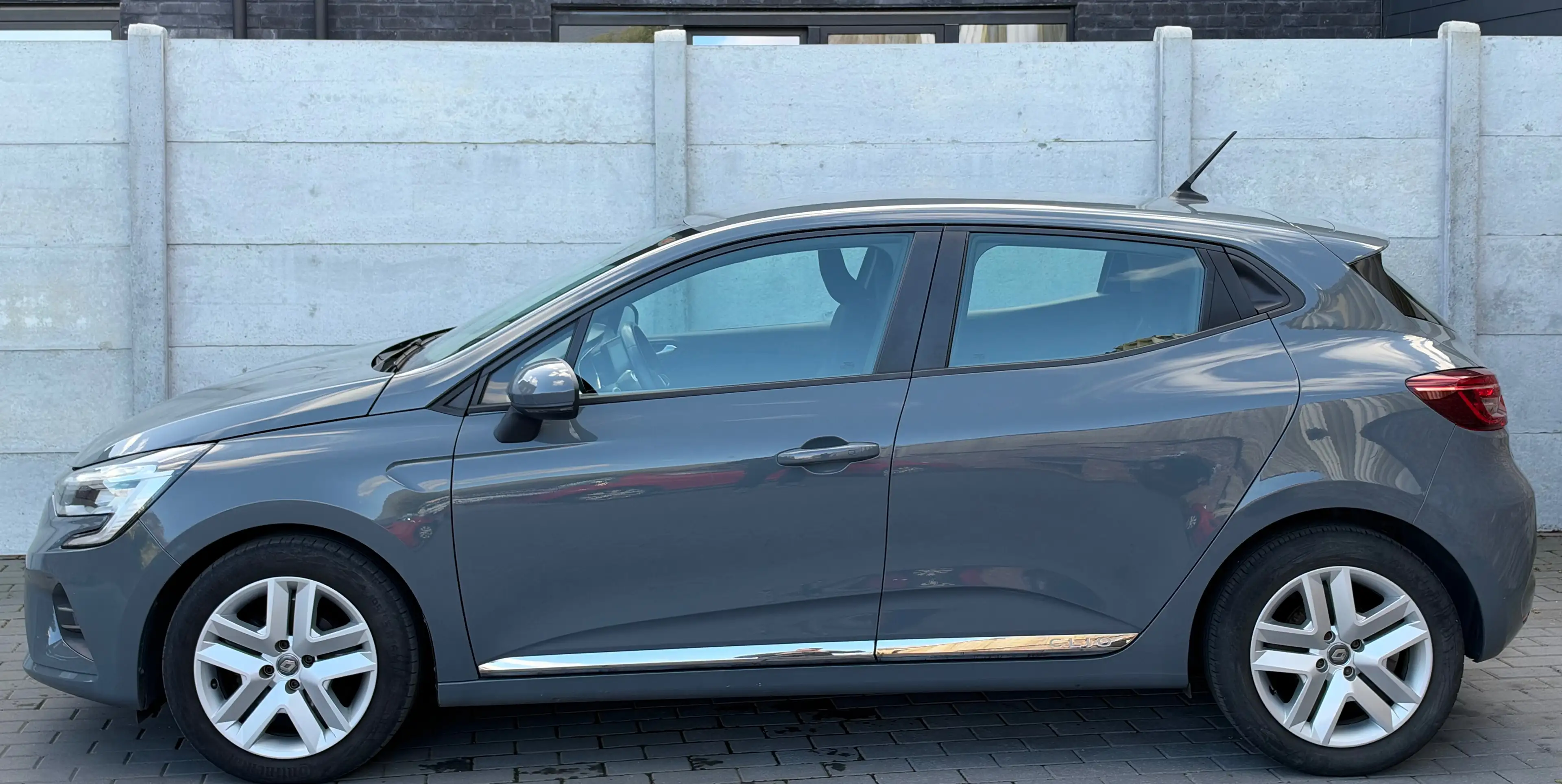Renault Clio CarPlay - Carnet complet - Garantie 12 mois ! - Sièges chauffants - Air co — photo 4
