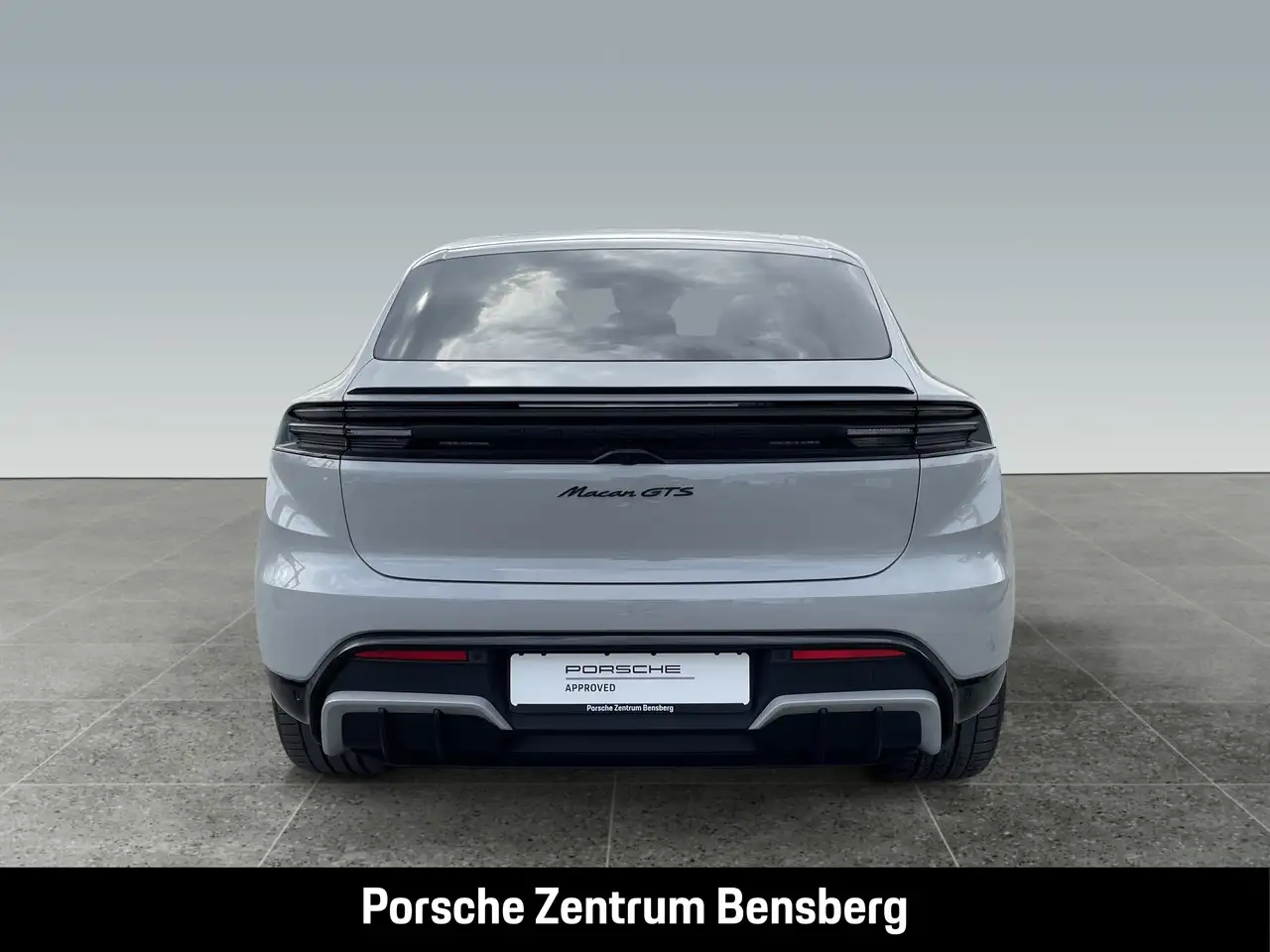 Porsche Macan GTS Electric 8