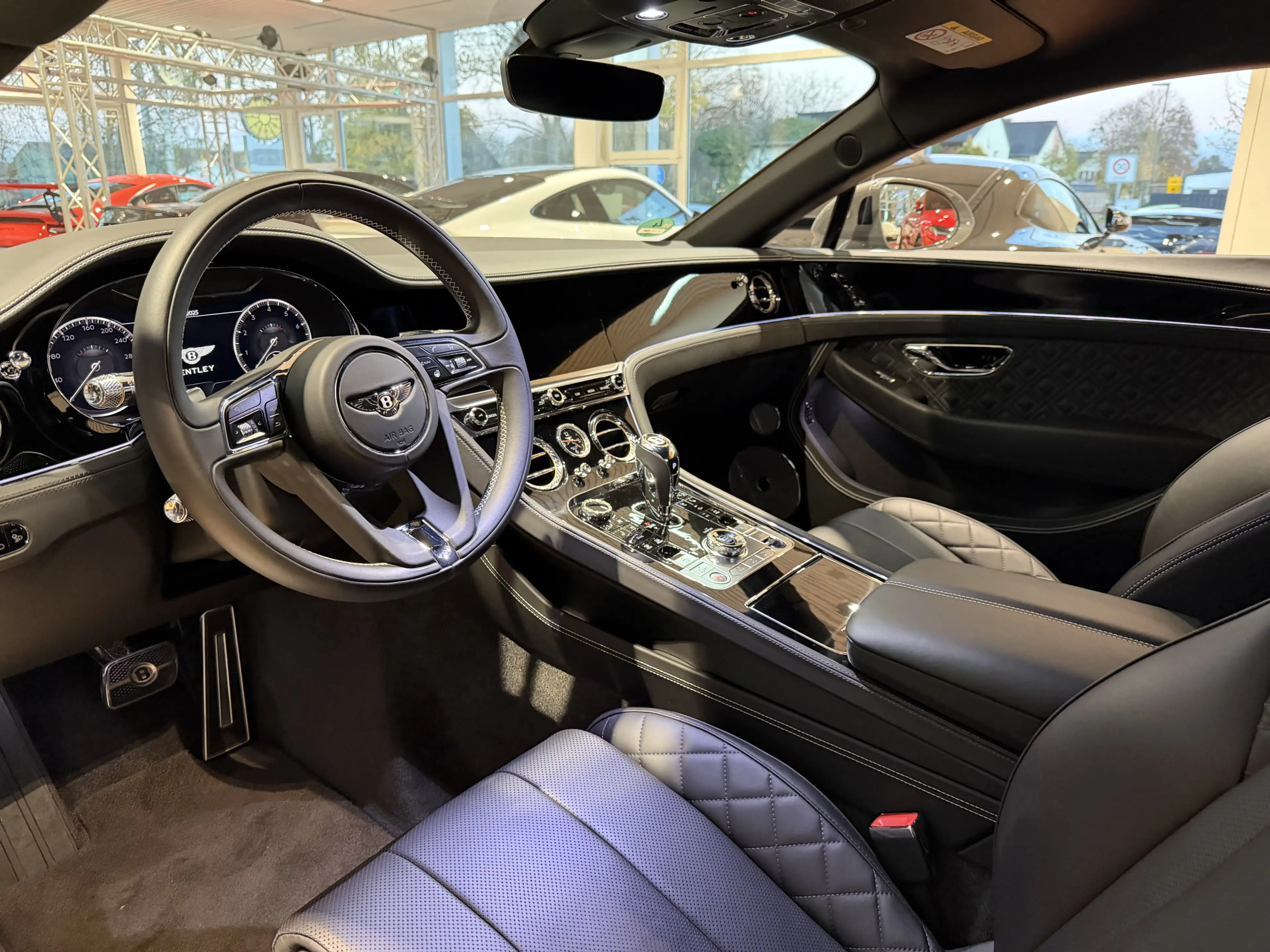 Bentley Continental GT V8 Mulliner *BLACK-LiNE* — photo 11