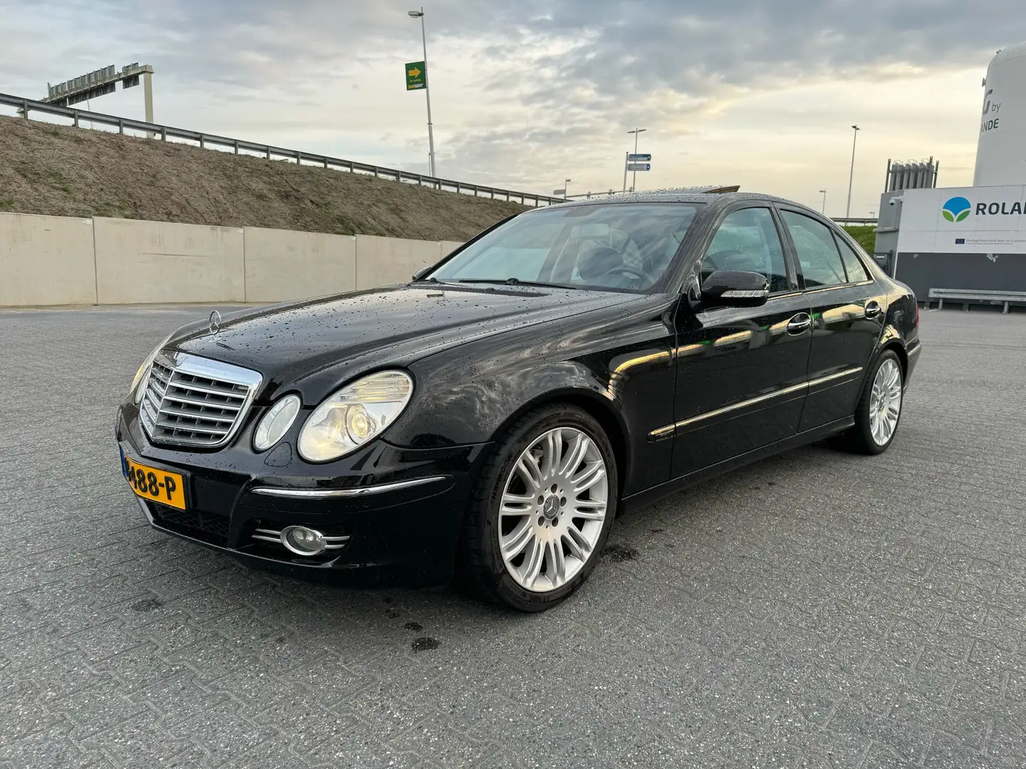 Mercedes-Benz E 200 Kompressor Sportpakket youngtimer crna - 1