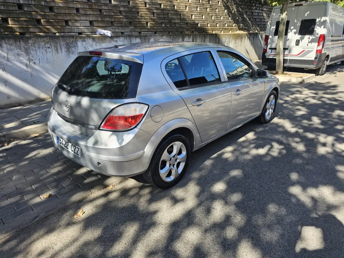 Opel Astra 1.7CDTi Cosmo 100 Gris - 2
