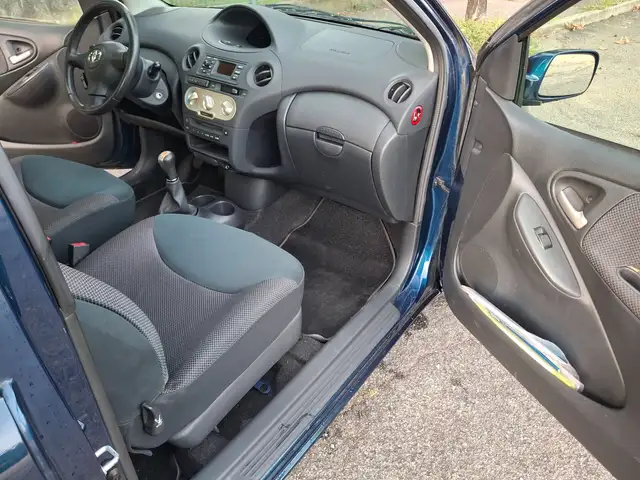 Toyota Yaris view 12