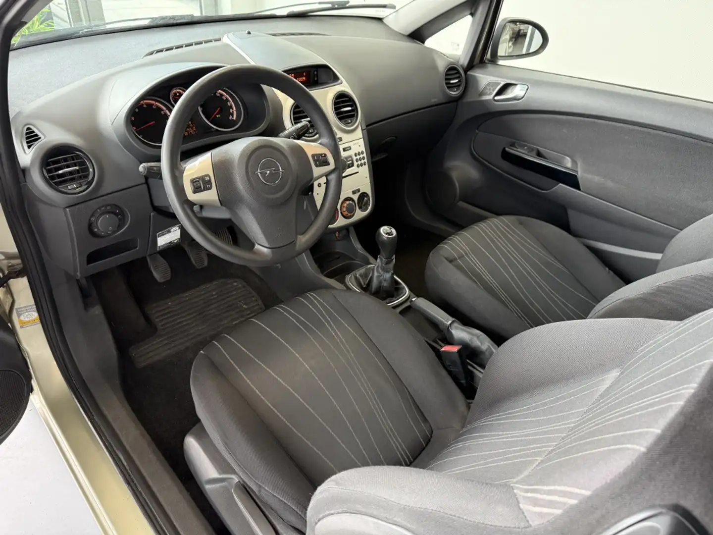 Opel Corsa 1.2-16V Enjoy/ Airco/ Cruise Geel - 2