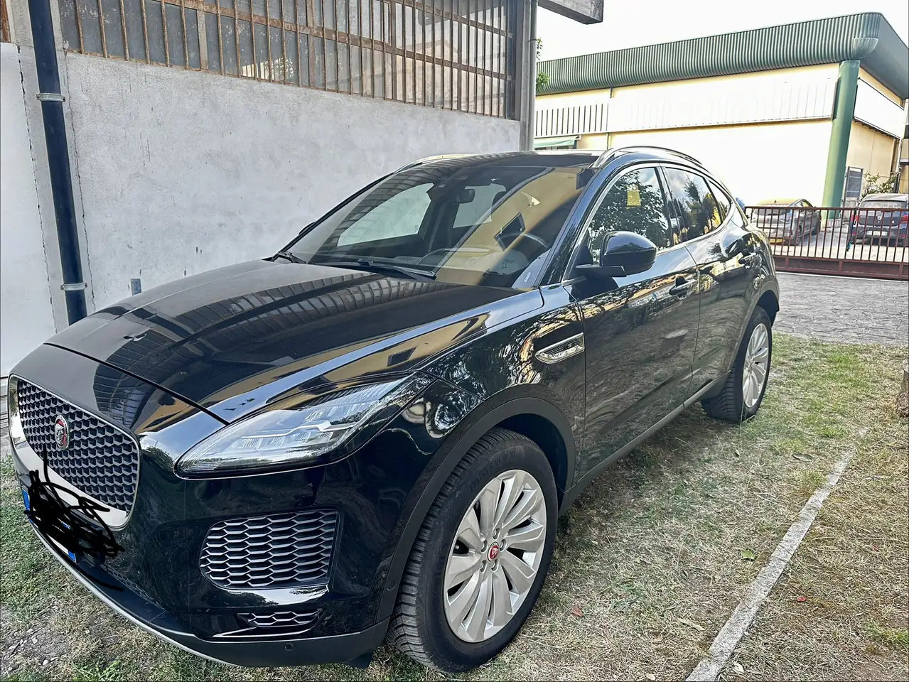 Jaguar E-Pace 2.0d i4 R-Dynamic S awd 180cv auto — photo 1 of 10