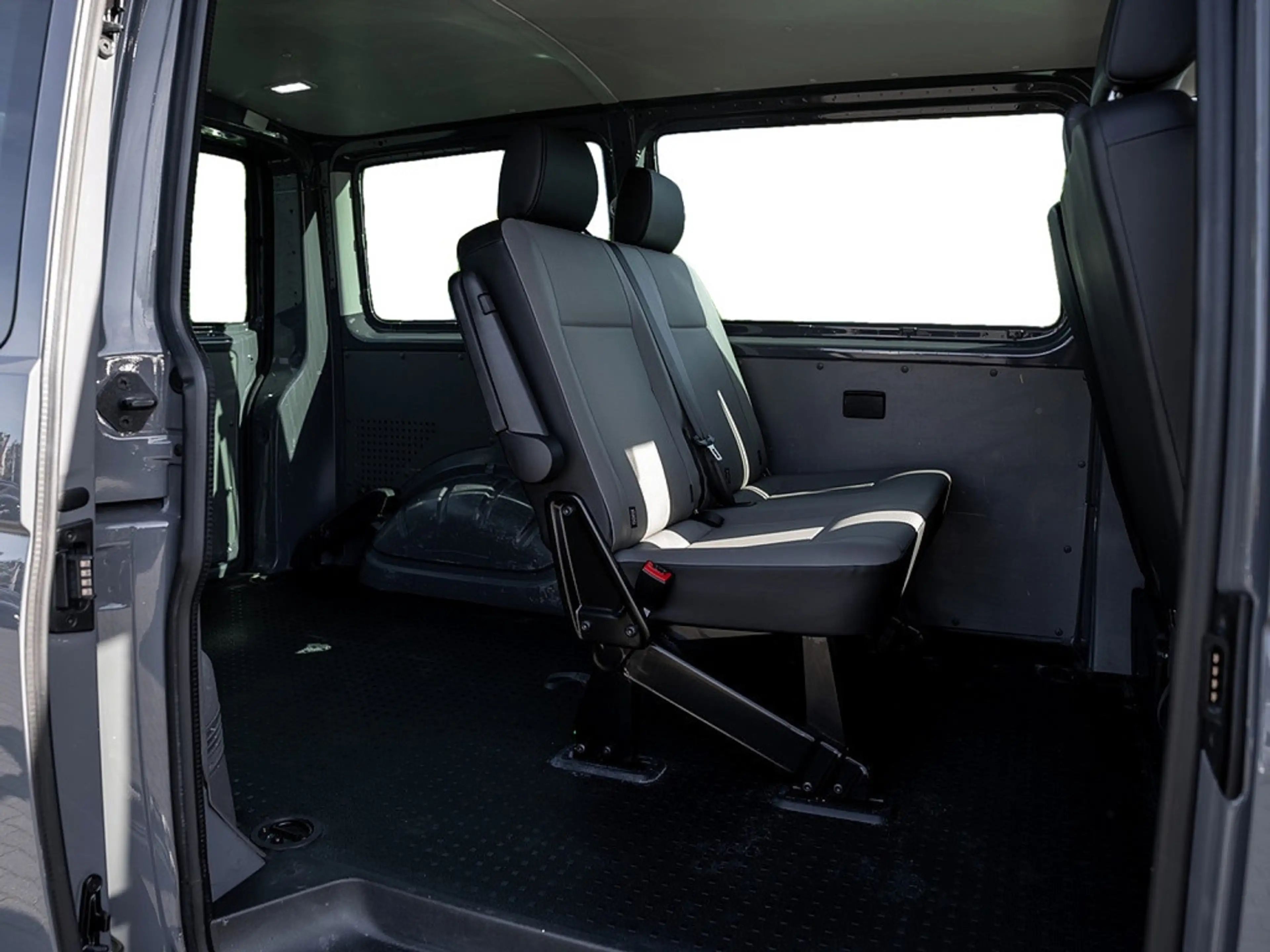 Volkswagen T6.1 Transporter Kombi 2.0 TDI FWD AHK KLIMA — photo 4