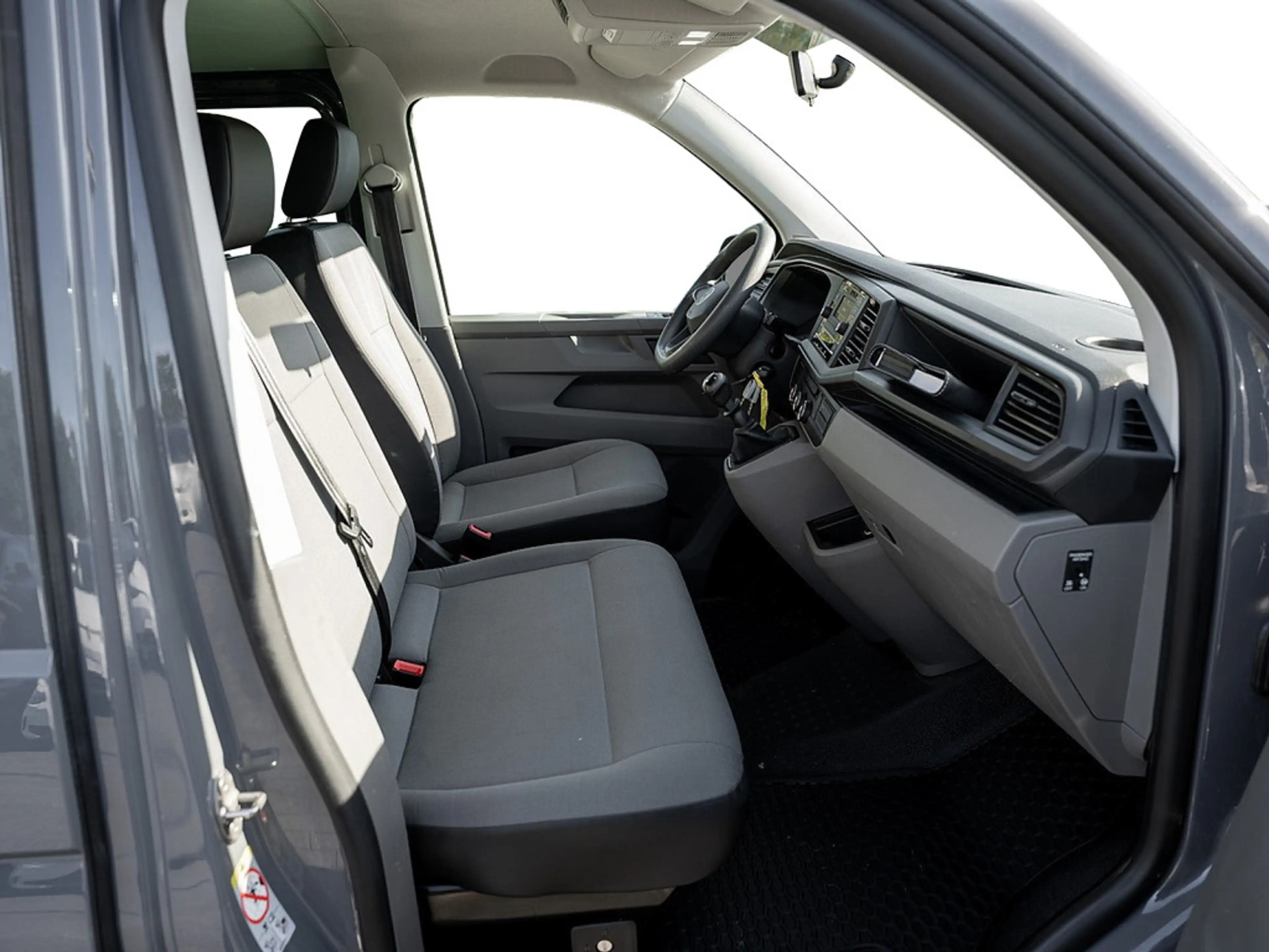 Volkswagen T6.1 Transporter Kombi 2.0 TDI FWD AHK KLIMA — photo 2