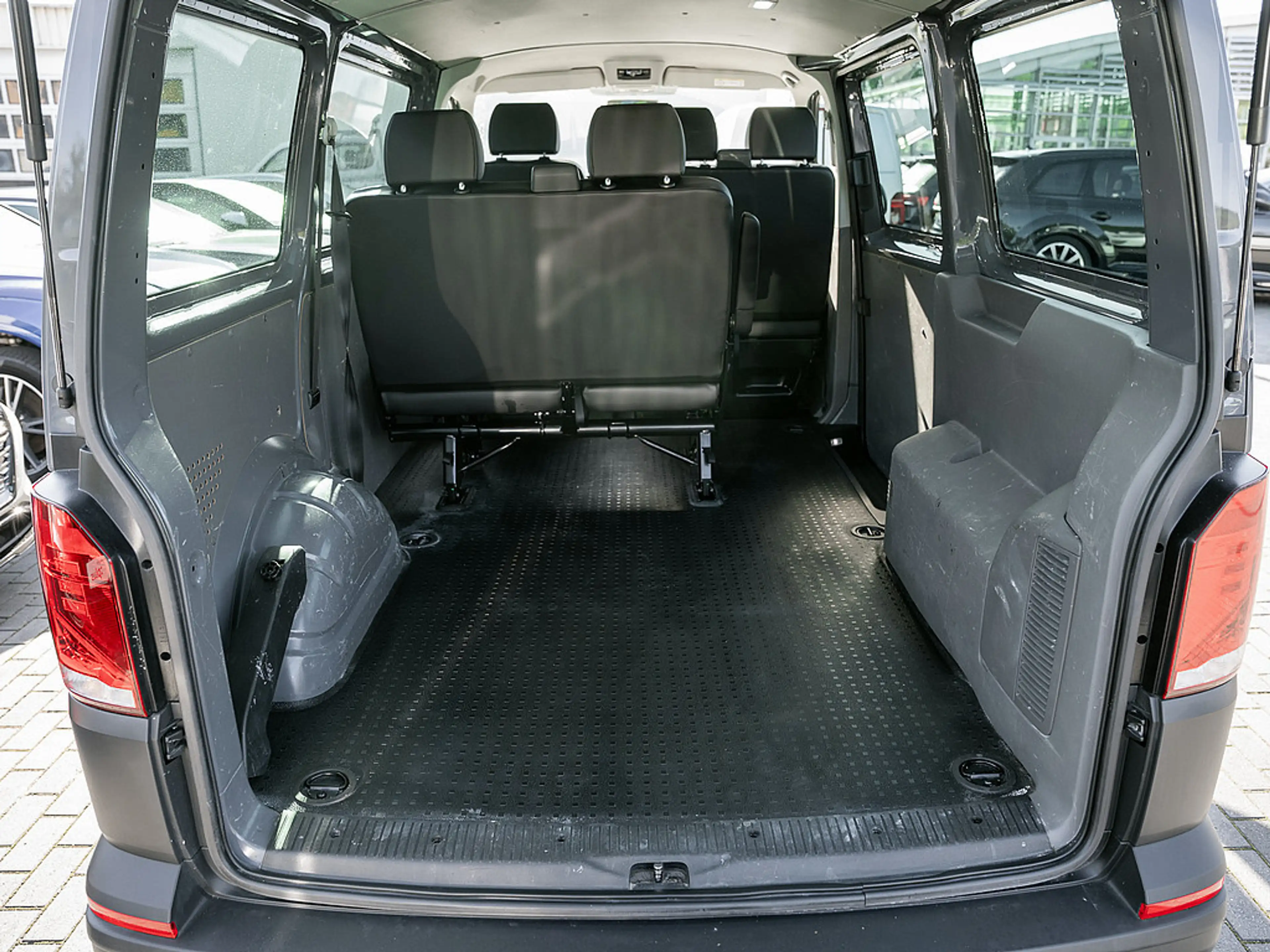 Volkswagen T6.1 Transporter Kombi 2.0 TDI FWD AHK KLIMA — photo 14