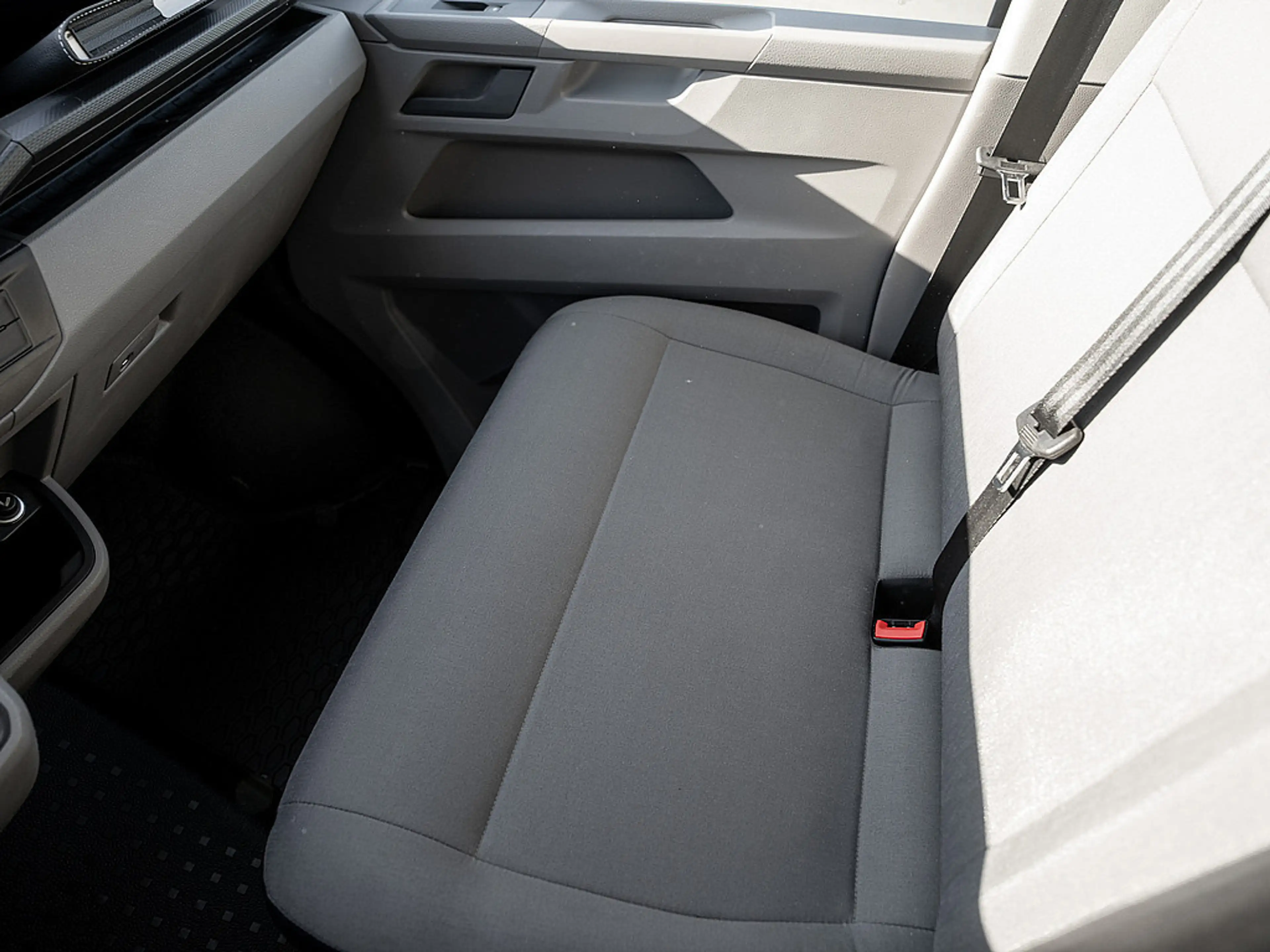 Volkswagen T6.1 Transporter Kombi 2.0 TDI FWD AHK KLIMA — photo 9