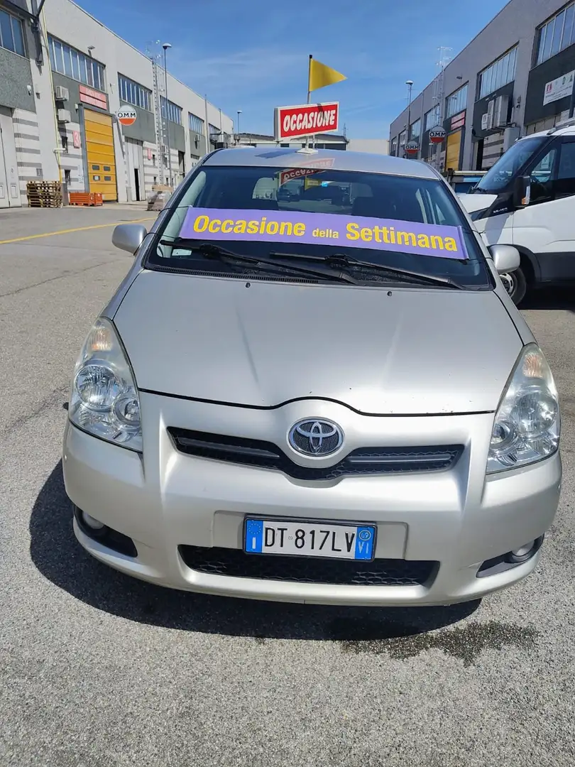 Toyota Corolla Corolla Verso 2.2 d-4d Sol 136cv 5p Šedá - 1