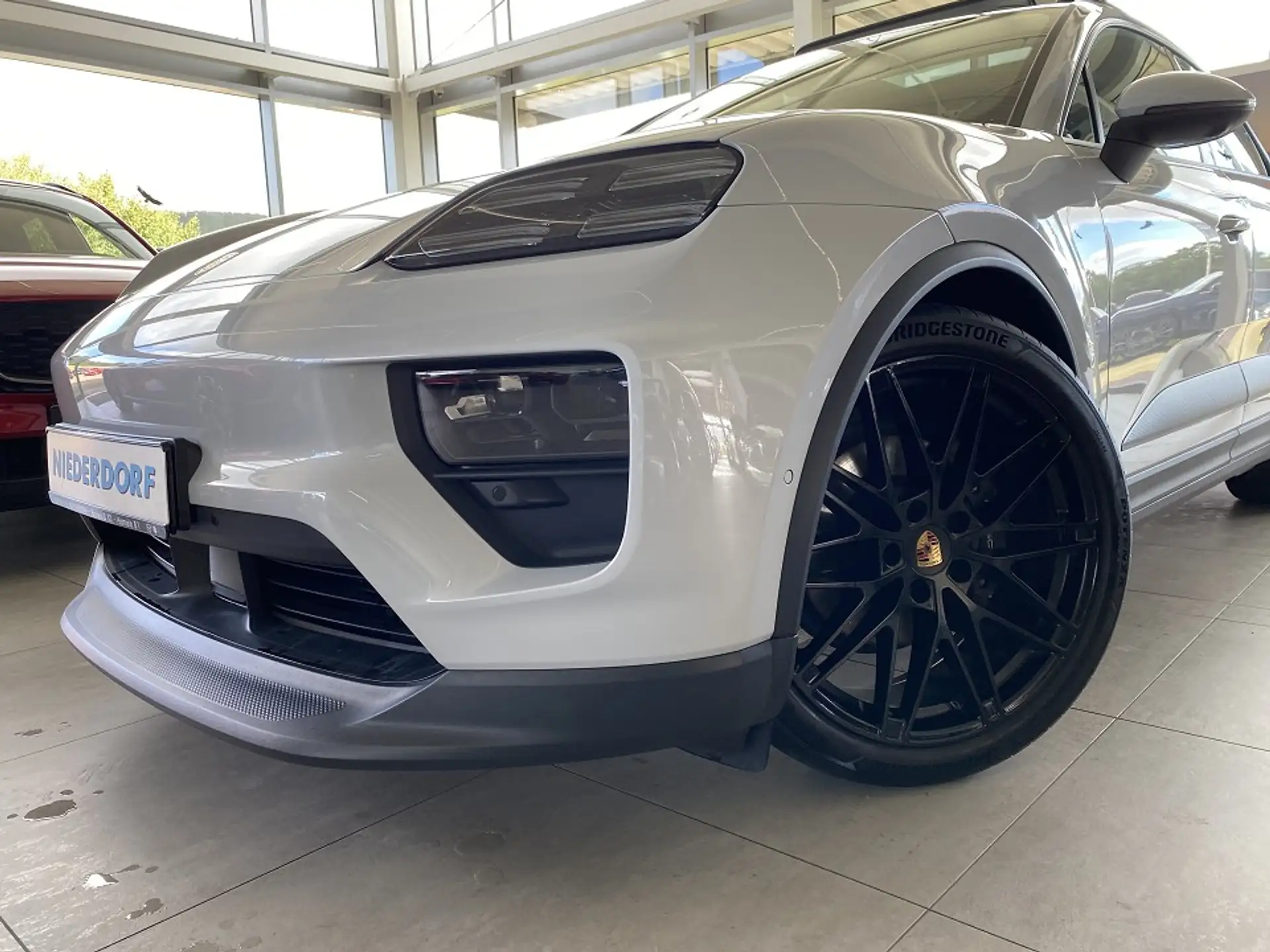 Porsche Macan 4 Electric 2025 화이트 사진 3