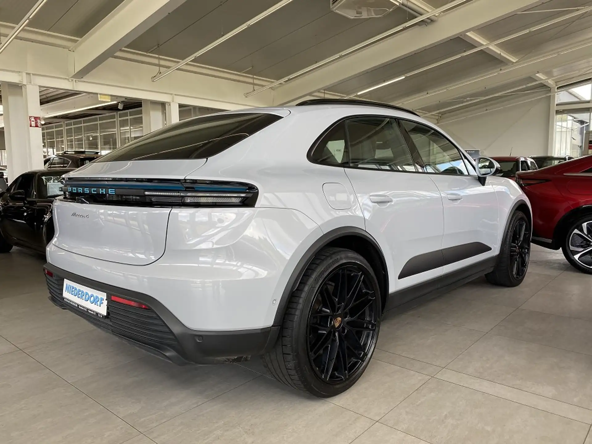 Porsche Macan 4 Electric 2025 화이트 사진 2