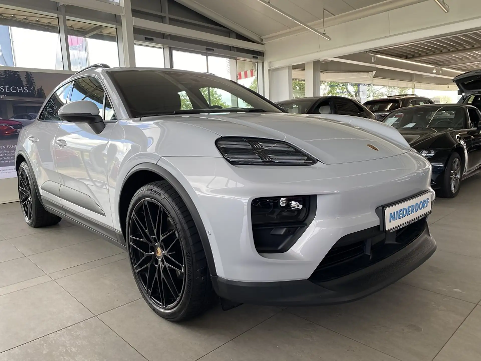 Porsche Macan 4 Electric 2025 화이트 사진 1
