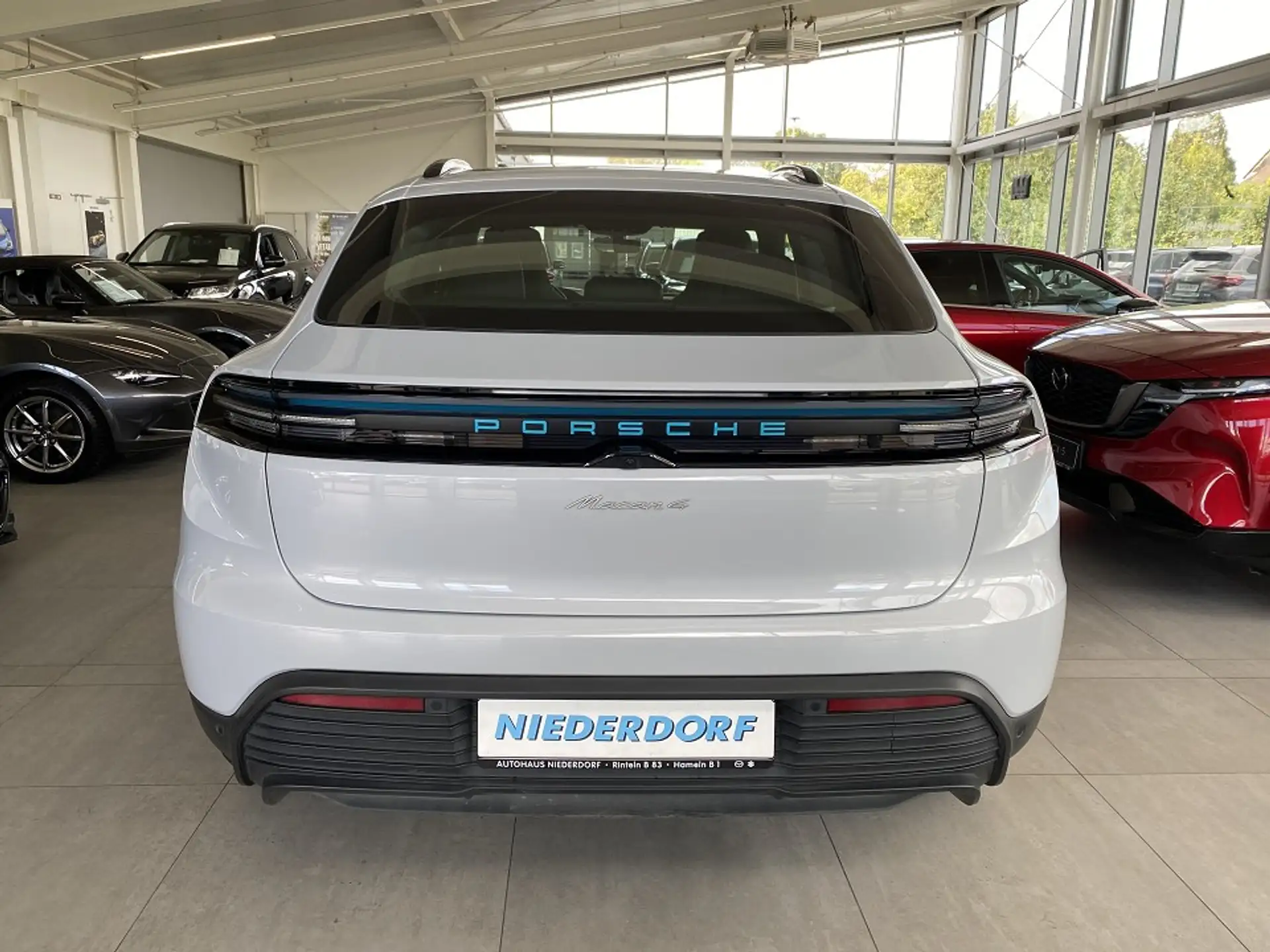 Porsche Macan 4 Electric 2025 화이트 사진 5