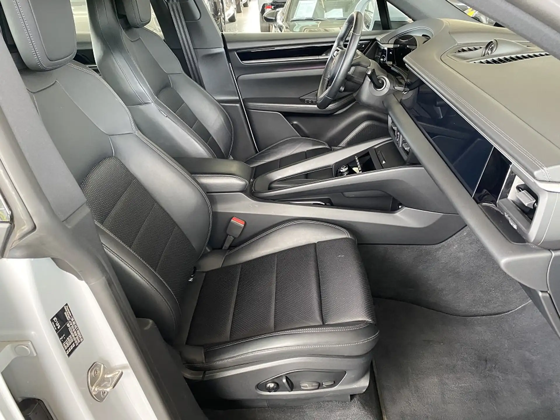 Porsche Macan 4 Electric 2025 화이트 사진 8
