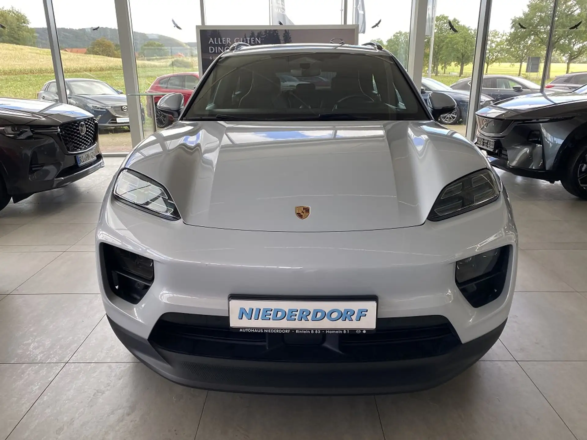 Porsche Macan 4 Electric 2025 화이트 사진 6