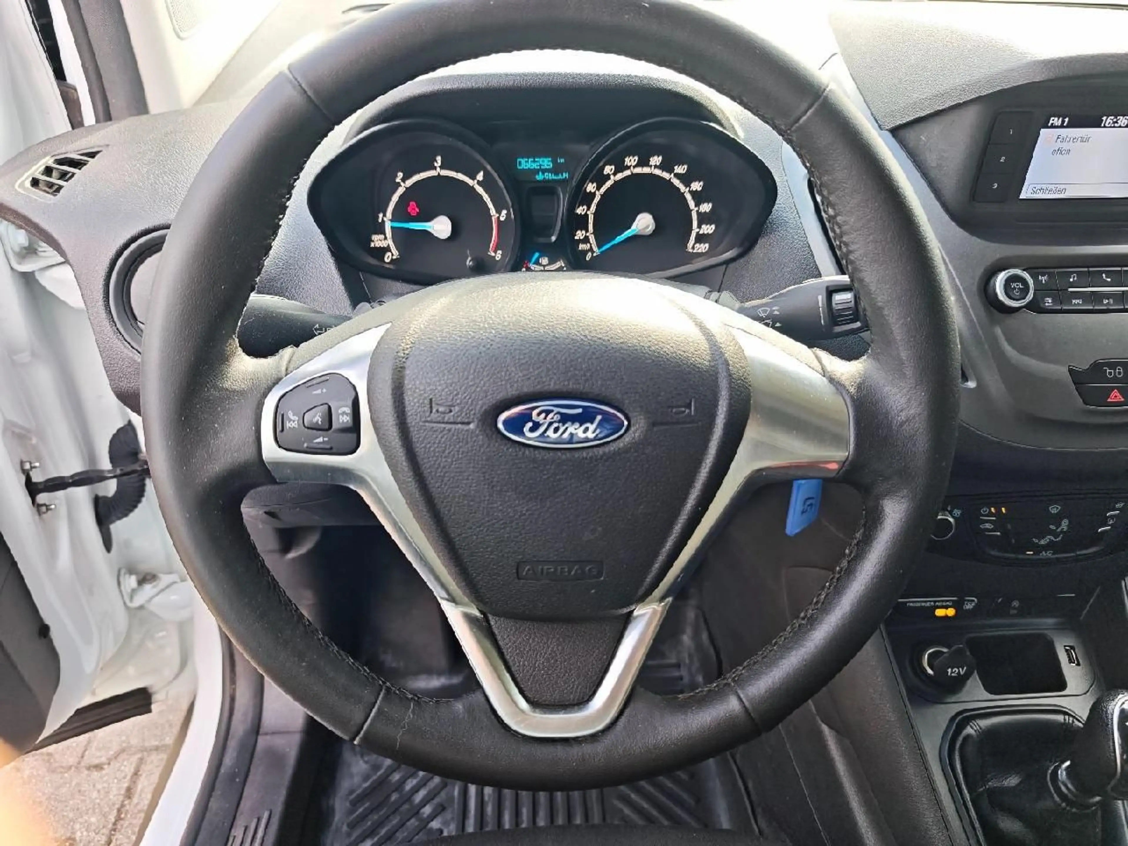 Ford Transit Courier Trend — photo 12