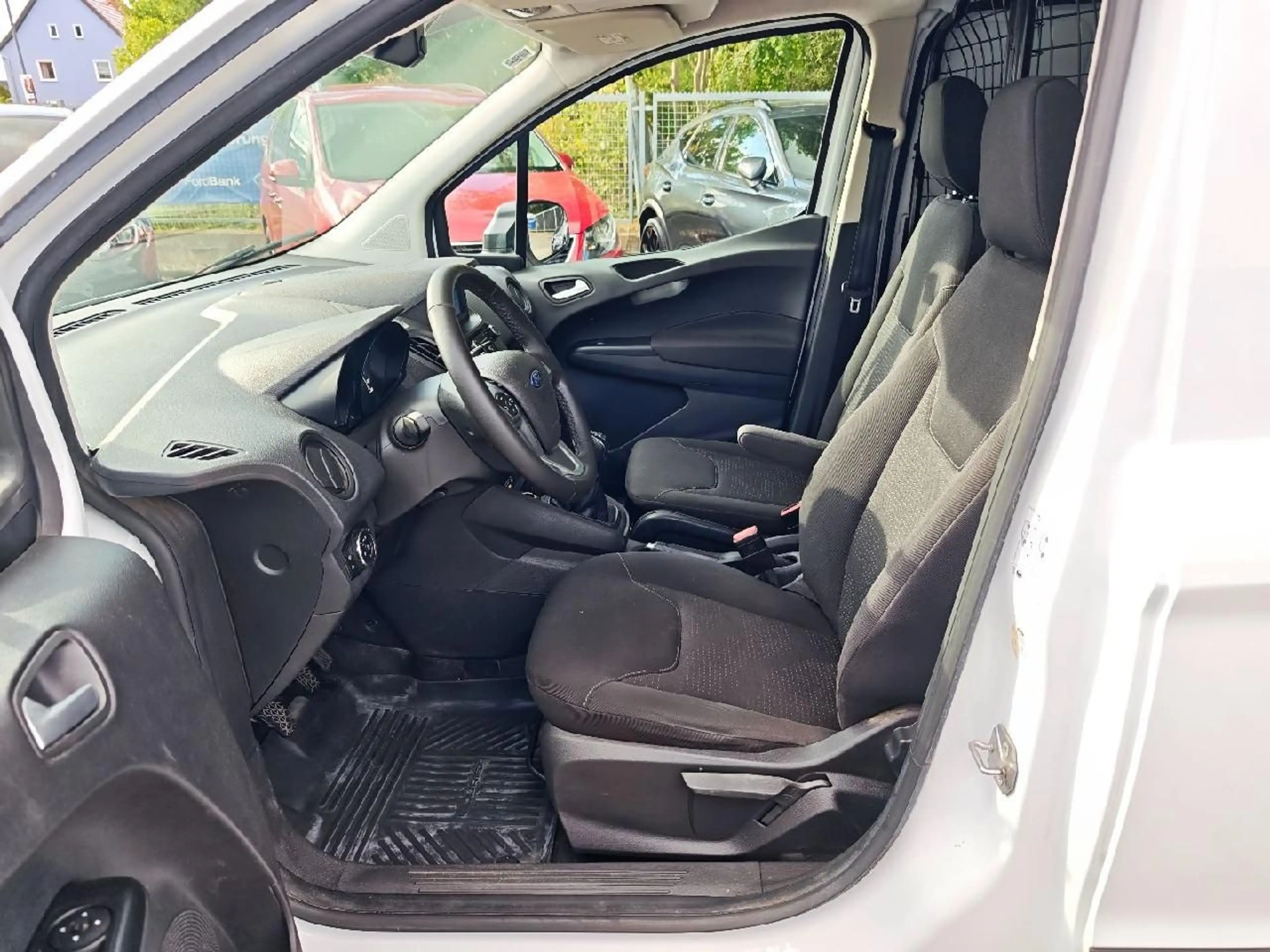 Ford Transit Courier Trend — photo 9
