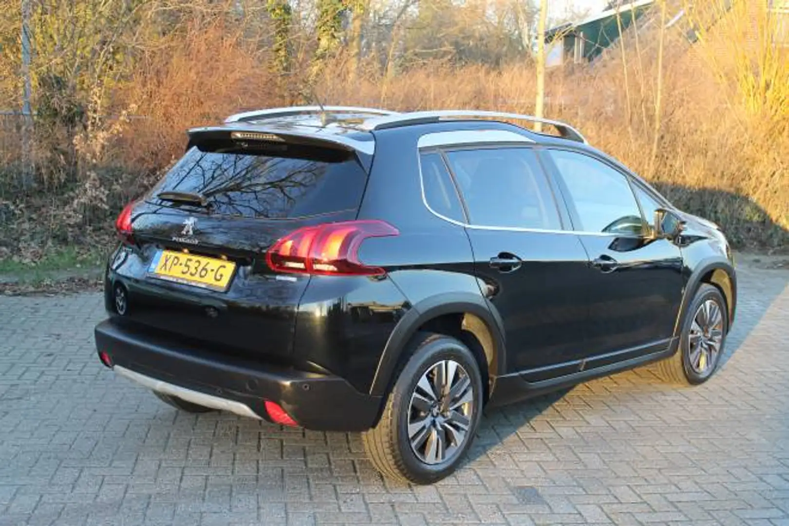 Peugeot 2008 1.2 PureTech 110pk Allure Zwart - 2