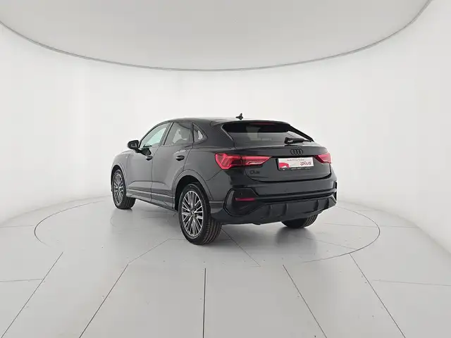 Audi Q3 view 3