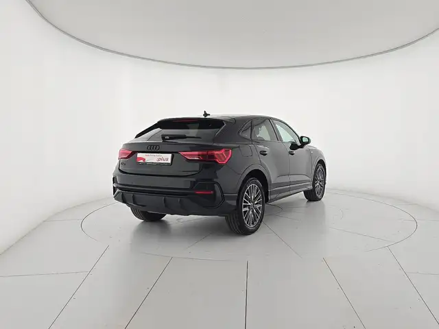 Audi Q3 view 5
