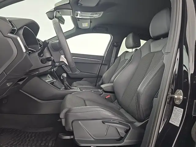 Audi Q3 view 9