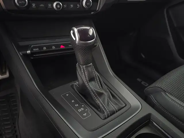 Audi Q3 view 12