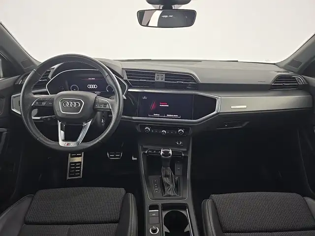 Audi Q3 view 11