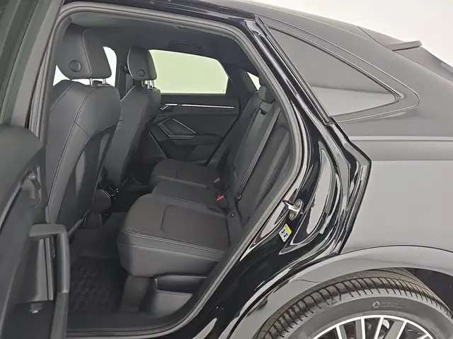 Audi Q3 view 10