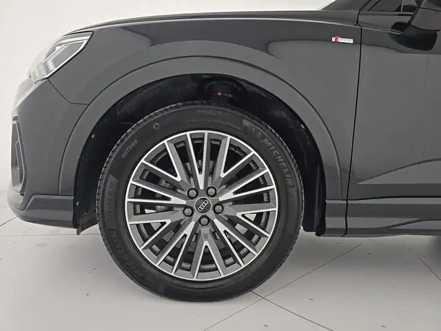 Audi Q3 view 8