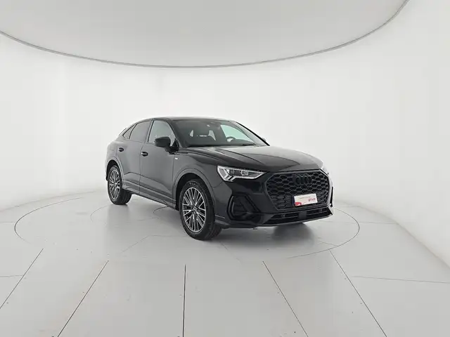 Audi Q3 view 6