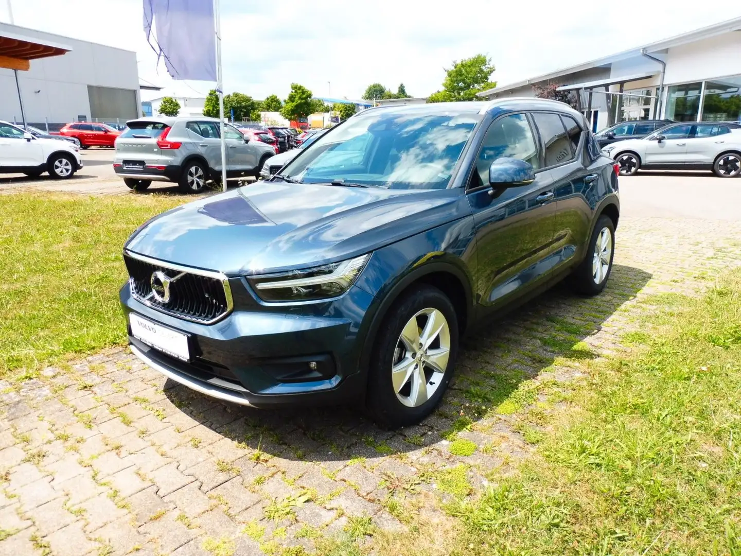 Volvo XC40 T2 Momentum Pro 2WD Blauw - 1