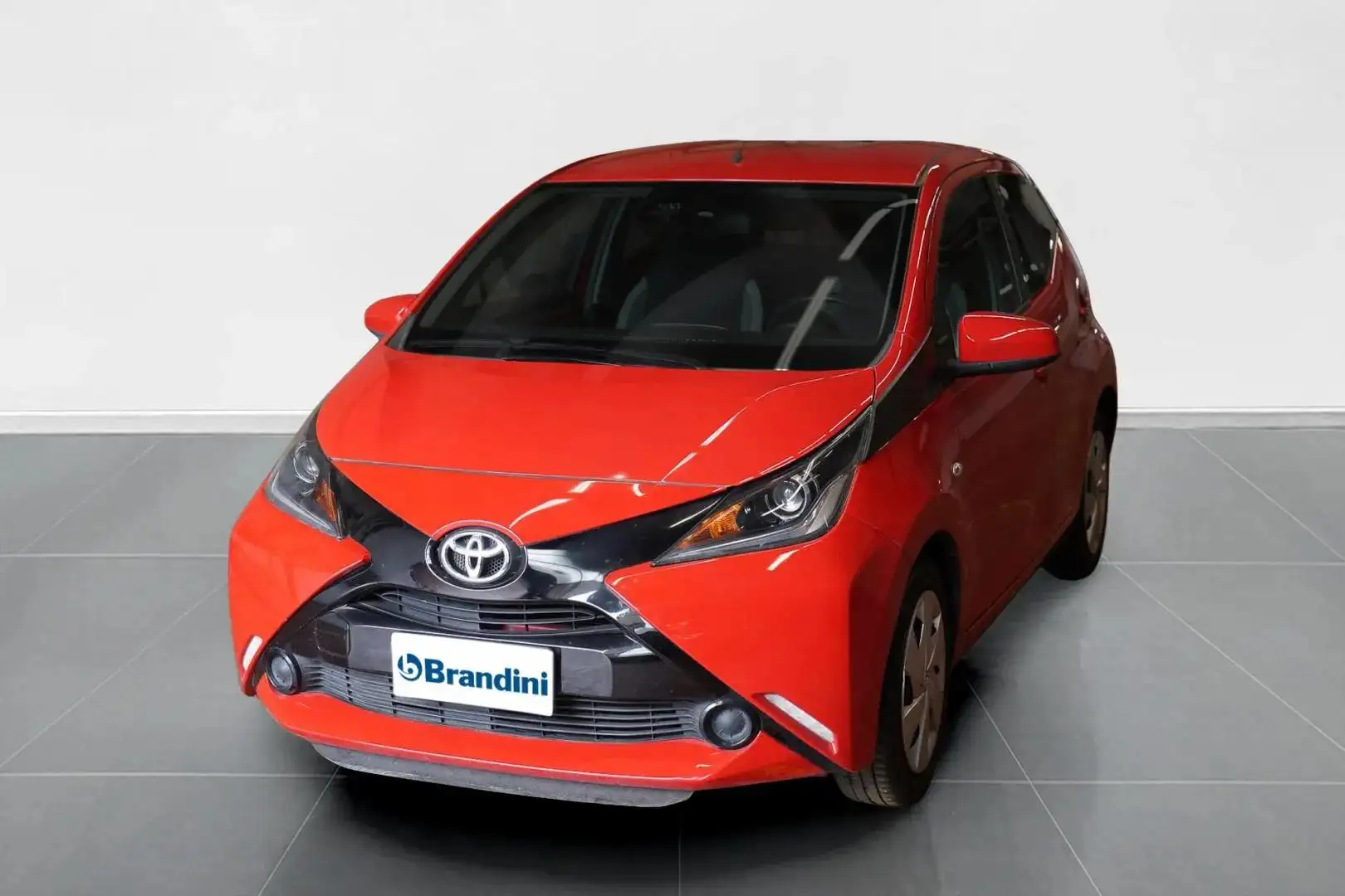 Toyota Aygo 5 Porte 1.0 VVT-i x-play Rosso - 1
