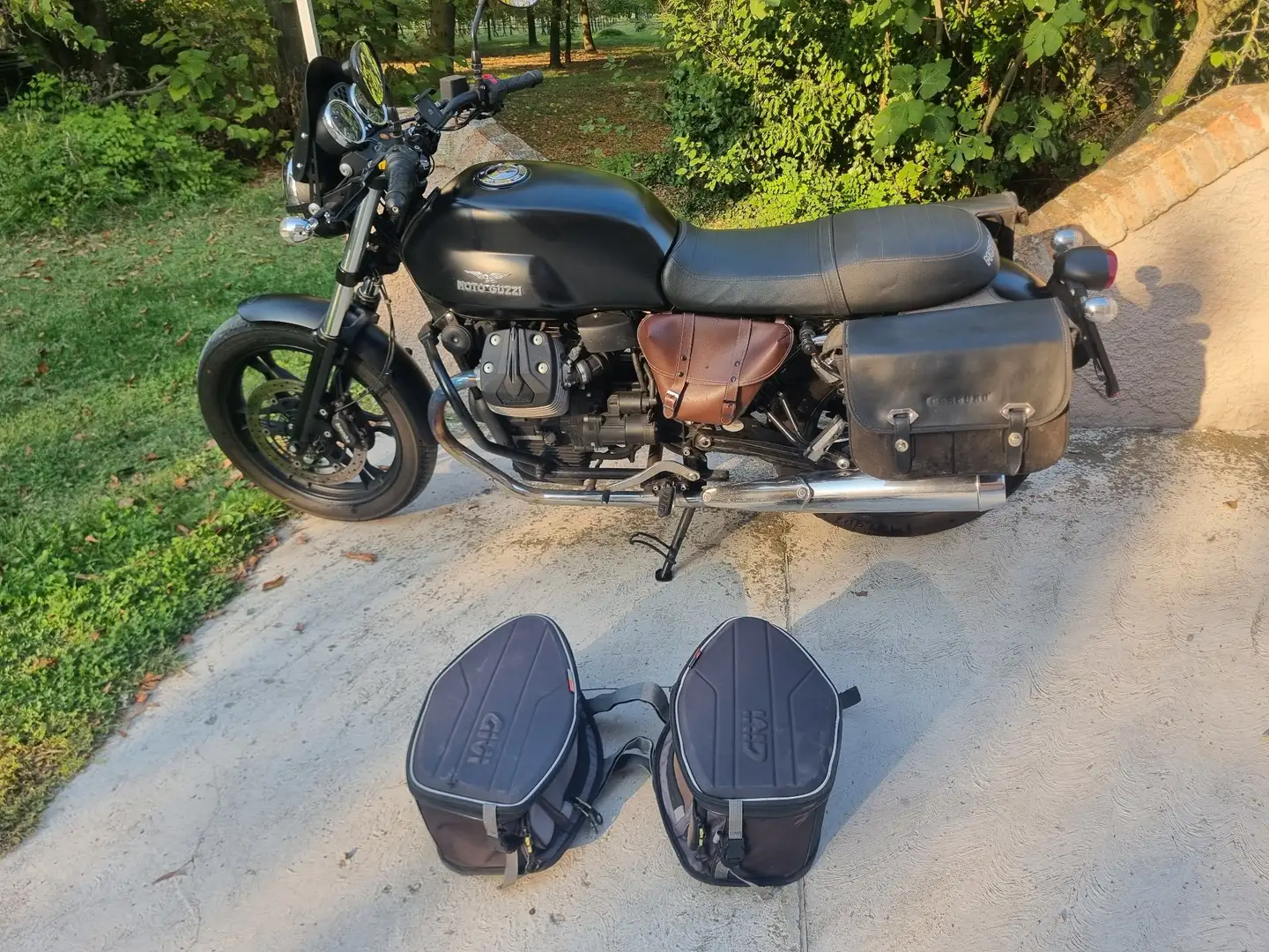 Moto Guzzi V 7 II Stone Negro - 1