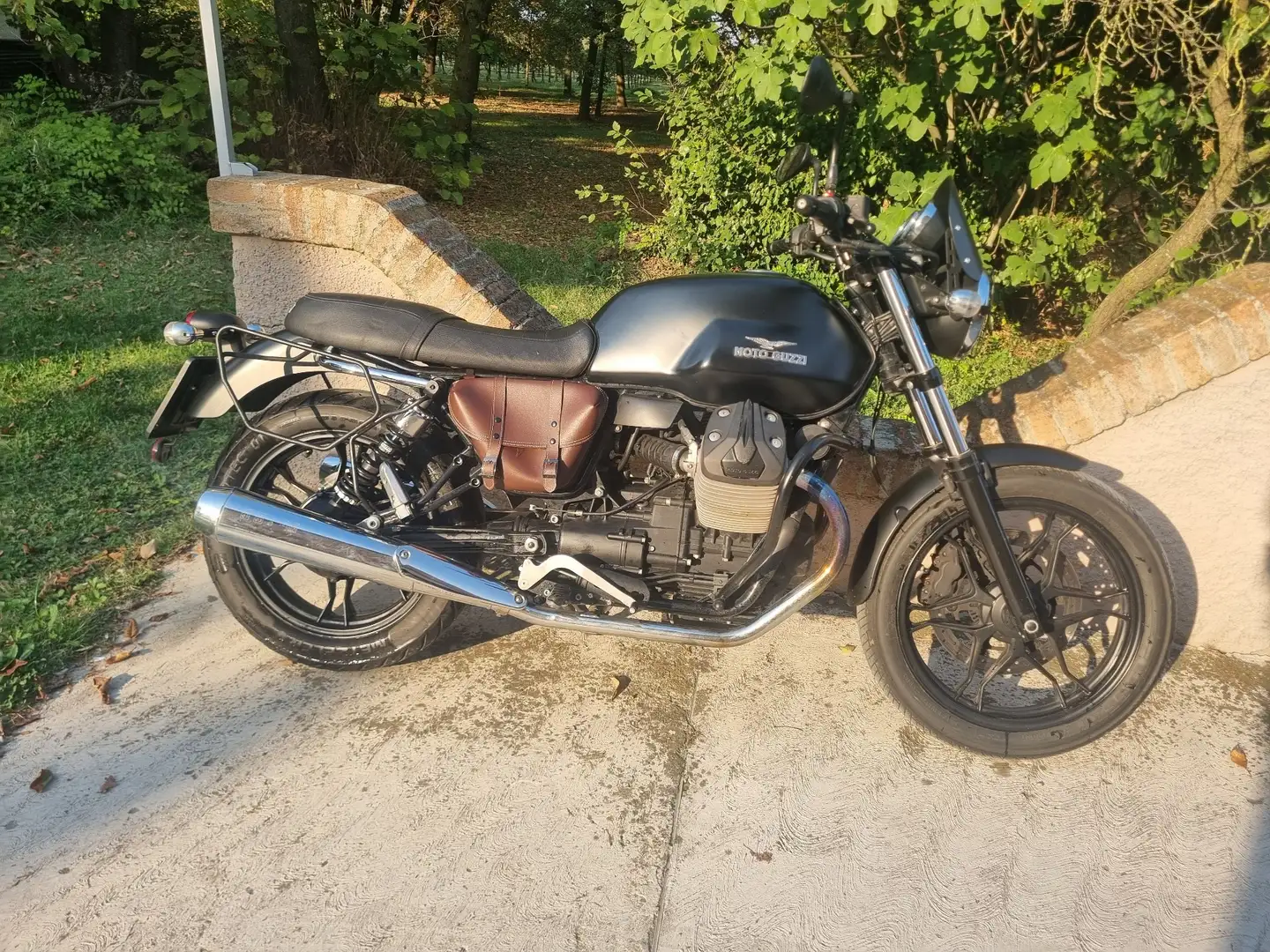 Moto Guzzi V 7 II Stone Negro - 2