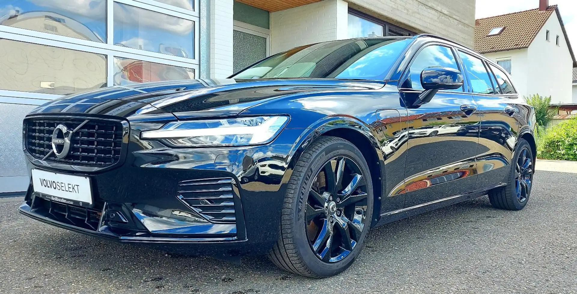 Volvo V60 T6 R-Design Expression Plug-In Hybrid AWD Schwarz - 2