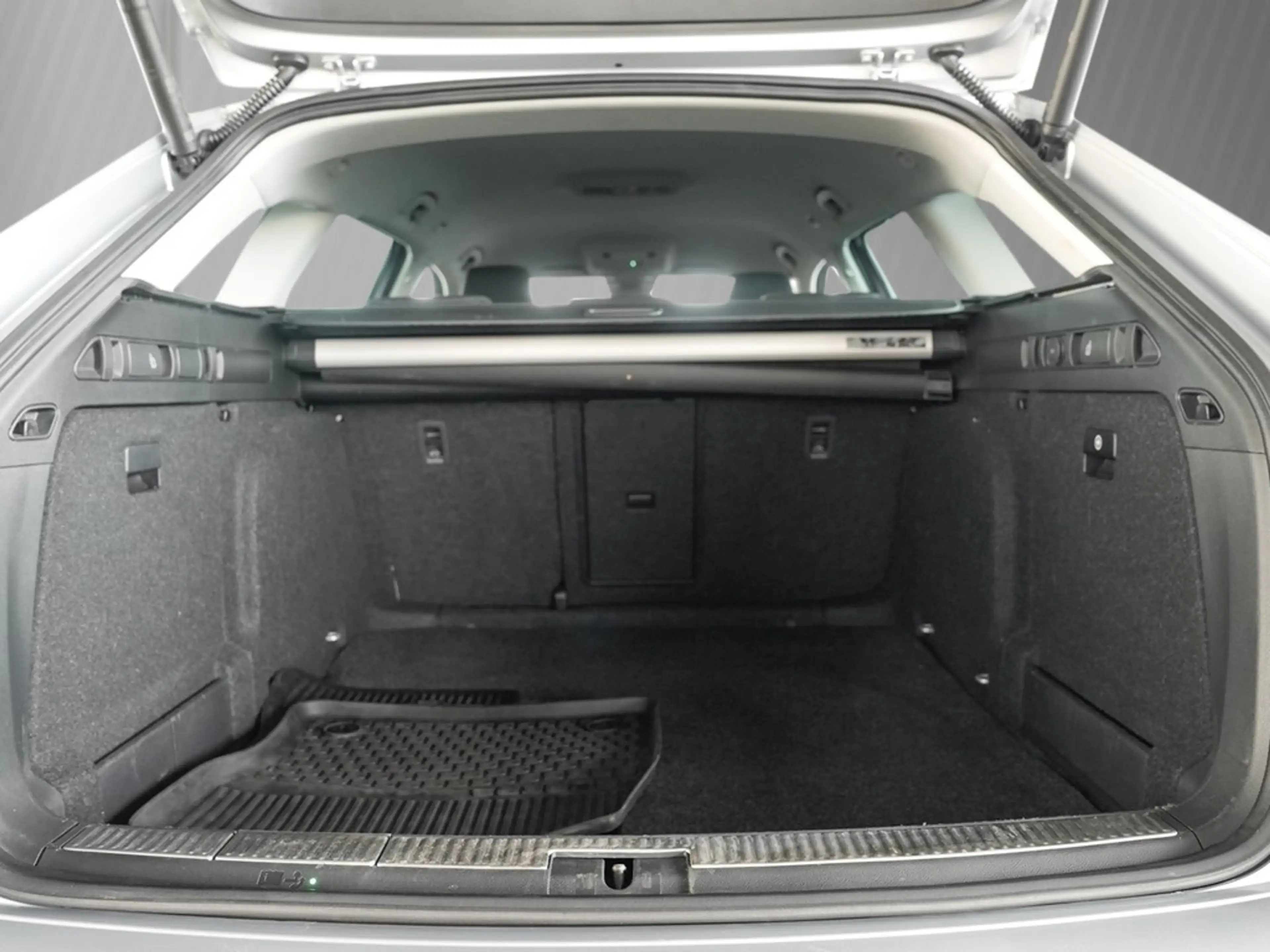 Skoda Superb Combi 2.0 TDI DSG Style AHK/Navi — photo 6