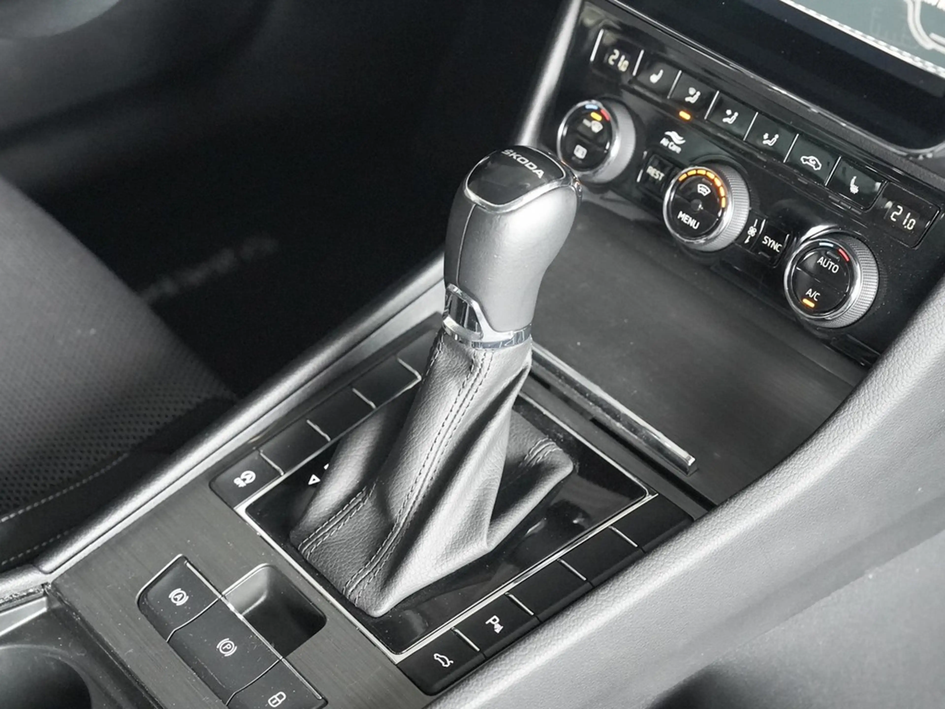 Skoda Superb Combi 2.0 TDI DSG Style AHK/Navi — photo 9